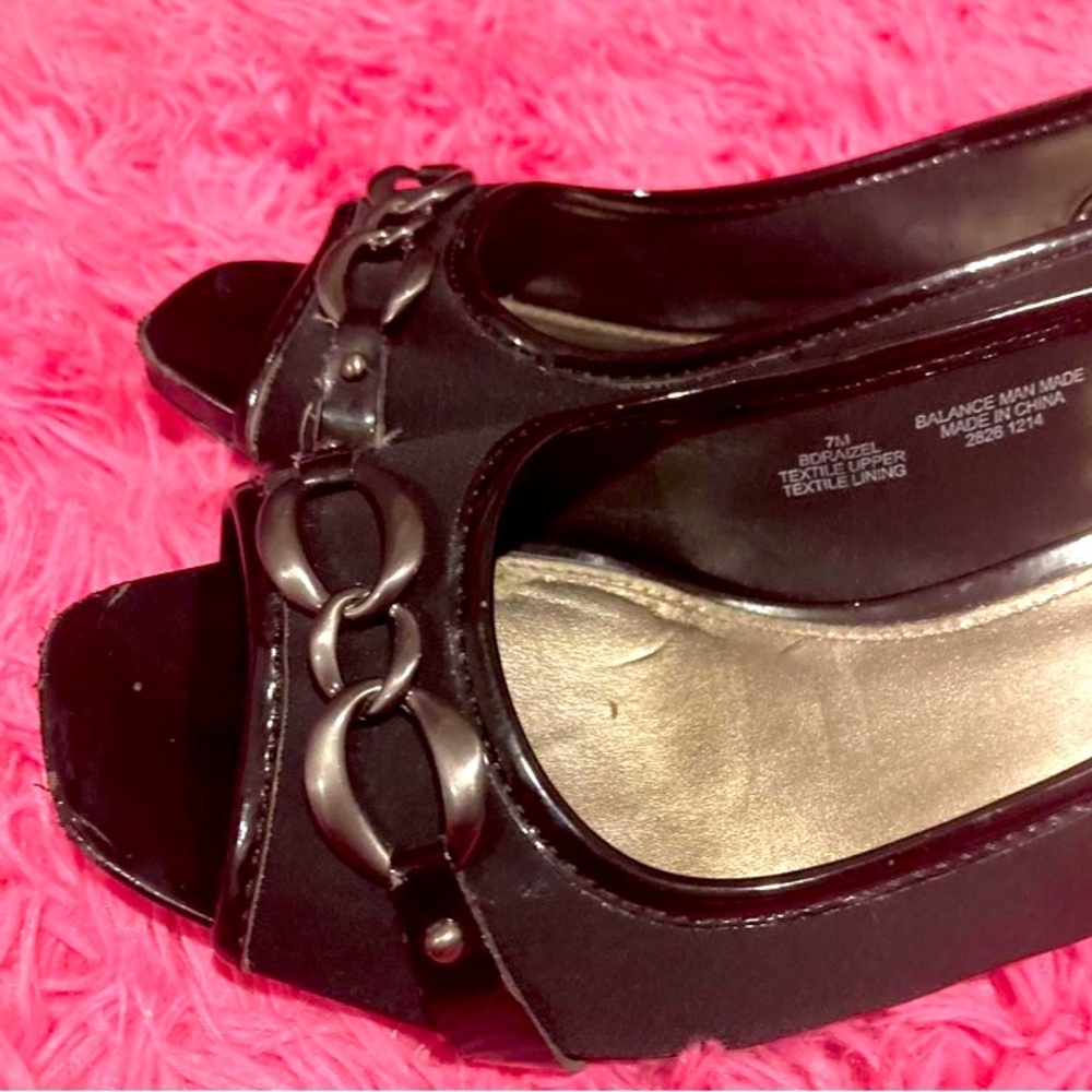 Rare Vintage Bandolino Melt Black Square Toed Heels with Beautiful Chain Design🖤